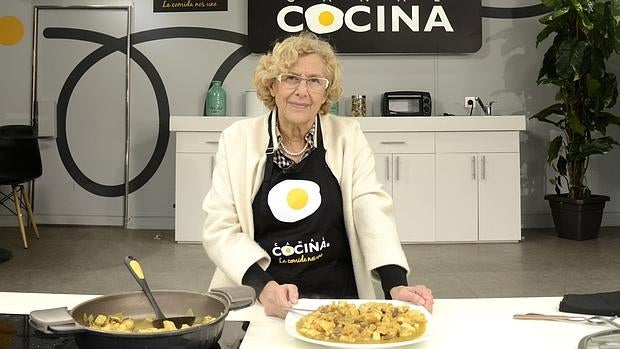 Magdalenas, inglesitos... y pollo al curry: las especialidades culinarias de Carmena