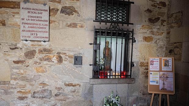 Una pequeña Virgen es venerada a la entrada del convento de las Mercedarias de Santiago