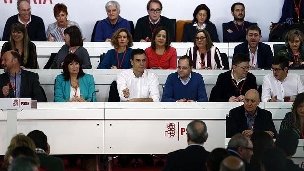 Pedro Sánchez, en el centro, tras la reunión del Comité Federal del PSOE