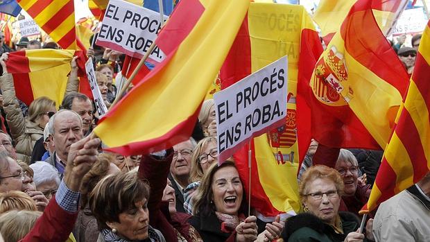 Miles de personas se concentran en la plaza Sant Jaume en contra de la independencia