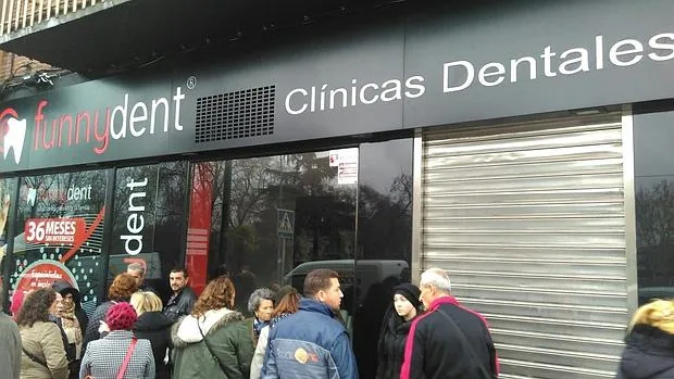 Un grupo de afectados, a las puertas de una de las clínicas clausuradas