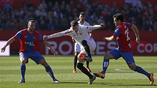 Un lance del partido entre el Sevilla y el Levante