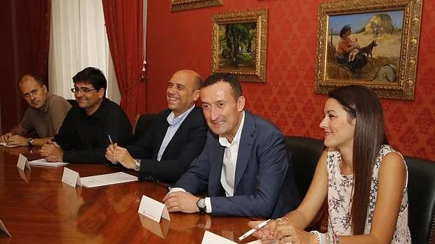 El alcalde de Elche, Carlos González, a la derecha, junto al de Alicante, Gabriel Echávarri, en una visita