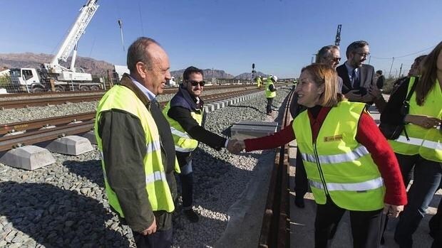 La ministra de Fomento, Ana Pastor, saluda a trabajadores de Adif en su visita a las obras del AVE a Murcia