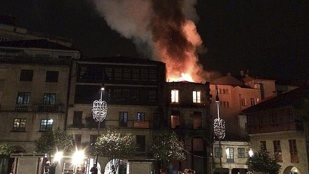 Los Bomberos de Pontevedra tratan de sofocar un incendio que se ha declarado esta tarde en un edificio de los soportales de la plaza de A Ferrería, en pleno centro histórico de Pontevedra