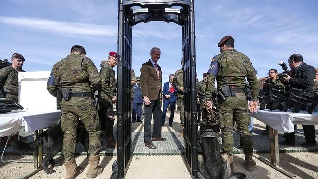 Imagen de la visita del ministro Morenés al cuartel de Bétera