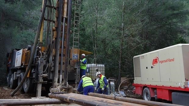 Los operarios de Hidraqua perforan en busca de agua potable en el subsuelo de Xeraco