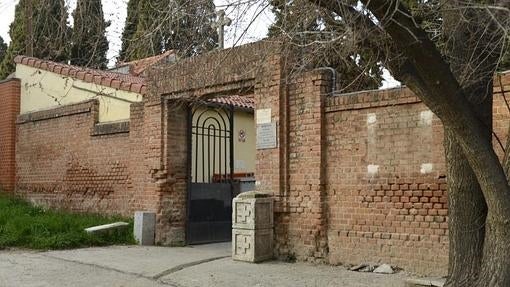 Tapia del cementerio de Carabanchel en la que estaba situada la placa