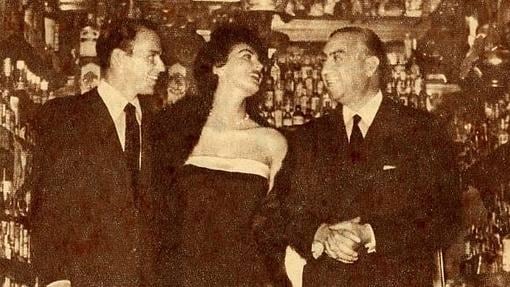 Frank Sinatra, Ava Gadner y Perico Chicote en el bar de la Gran Vía