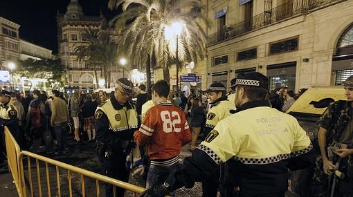 Imagen de archivo de un botellón en el centro de Valencia