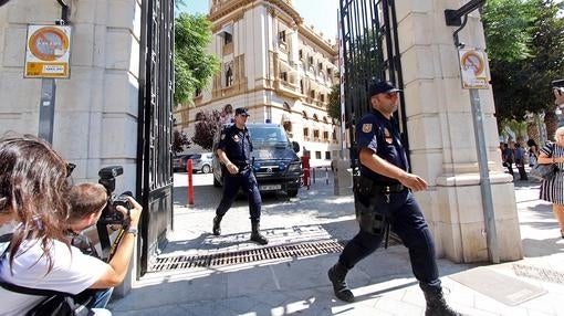 La Policía abandona la Diputación de Alicante tras registrarla, en julio de 2010