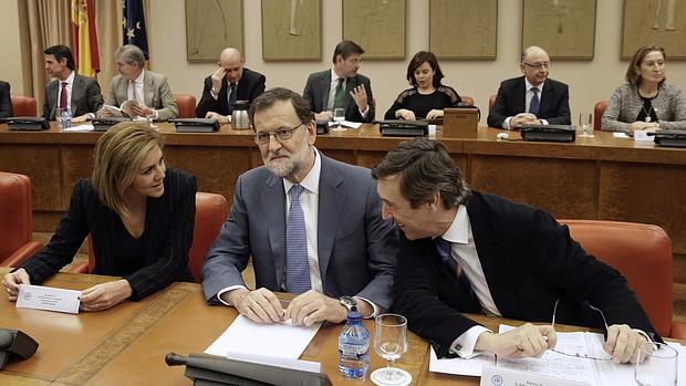 Mariano Rajoy, junto a María Dolores de Cospedal y Rafael Hernando