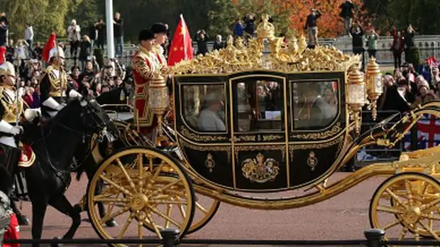 La Reina de Inglaterra y el presidente de China se dirigen al Palacio de Buckingham en la última visita de Estado que ha recibido Isabel II, en octubre de 2015