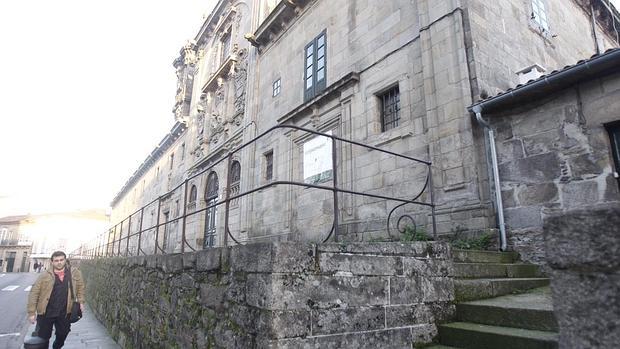 Un hombre camina junto al convento de las Mercedarias de Santiago