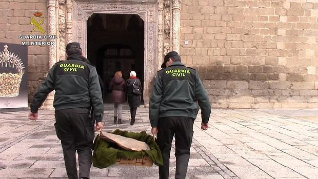 Dos agendes llevan la estela al museo de Santa Cruz