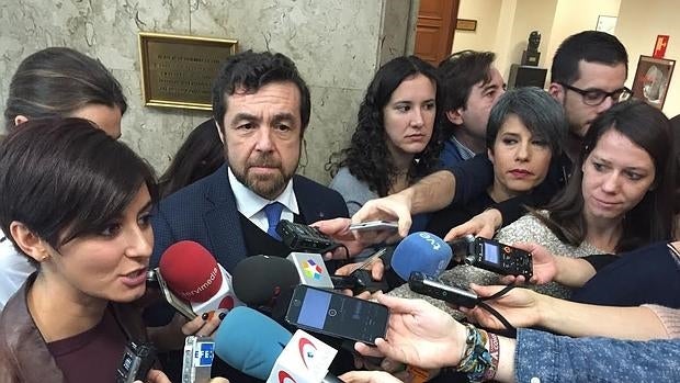 Isabel Rodríguez y Miguel Gutiérrez atienden a los medios tras presentar la petición en el registro