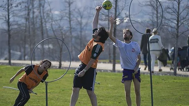 Varios jóvenes juega al quidditch en el parque Juan Carlos I, donde entrenan los dos equipos madrileños