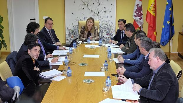 La consejera de Economía y Hacienda, Pilar del Olmo, preside la reunión del grupo de trabajo