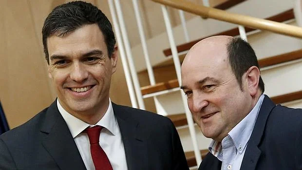 Pedro Sánchez, líder del PSOE, y Andoni Ortúzar, presidente del PNV