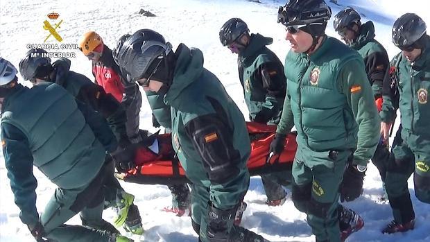 Imagen de archivo de un rescate llevado a cabo por la Guardia Civil en el Pirineo aragonés