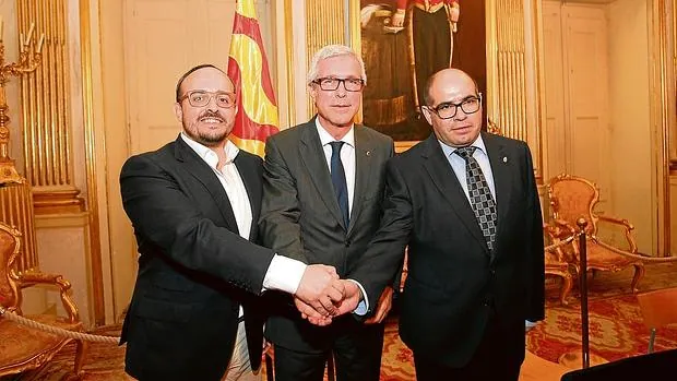 A la izquierda, Josep M. Prats, de Unió; el alcalde, el socialista Ballesteros; y el popular Alejandro Fernández
