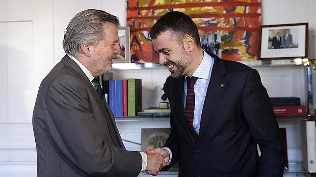 El ministro Íñigo Méndez de Vigo saluda al consejero de Cultura del Ejecutivo catalán, Santi Vila