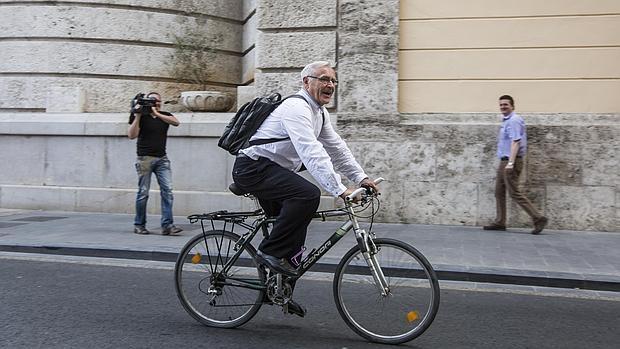 Imagen de Ribó con su bicicleta a los pocos días de acceder al cargo