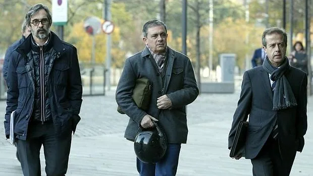 Jordi Pujol Ferrusola, primogénito del expresidente de la Generalitat (c), acompañado de sus abogados Cristobal Martell (i) y Javier Carrillo (d)