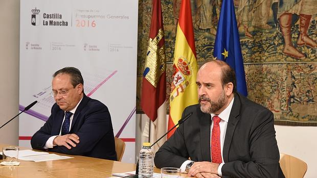 Juan Alfonso Ruiz Molina y José Luis Martínez Guijarro, en la presentación del presupuesto de 2016