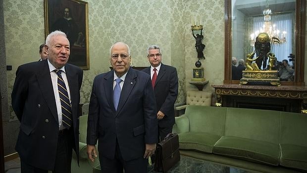 El ministro de Asuntos Exteriores, José Manuel García-Margallo (i), y el vicepresidente del Consejo de Ministros de Cuba, Ricardo Cabrisas Ruiz ayer en el Palacio de Viana.