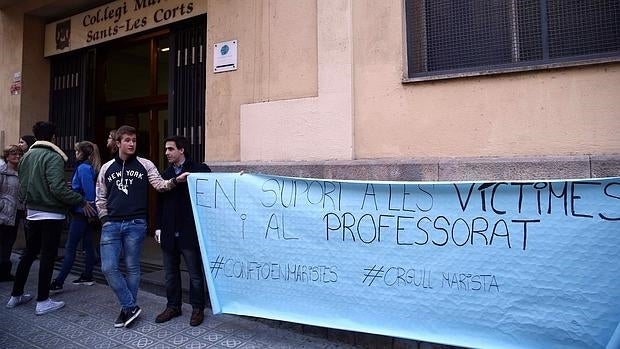 Un centenar de alumnos, ex alumnos, padres y padres de exalumnos han realizado una cadena humana ante el colegio en solidaridad con las víctimas y el profesorado