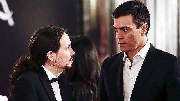 Pablo Iglesias y Pedro Sánchez charlan en la última gala de los Goya
