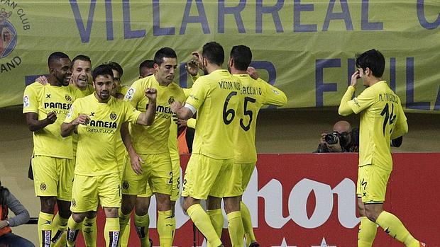 Los jugadores del Villarreal celebran un gol