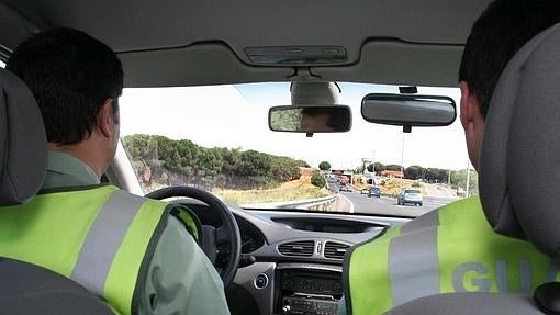 Besar al copiloto, hacer una «peineta» al conductor y otras multas de tráfico raras