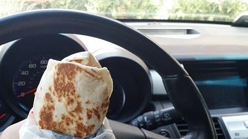 Besar al copiloto, hacer una «peineta» al conductor y otras multas de tráfico raras