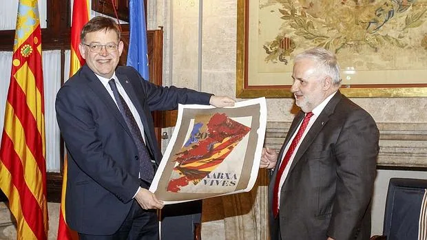 Puig, sonriente, con el rector de la Universitat Oberta de Catalunya