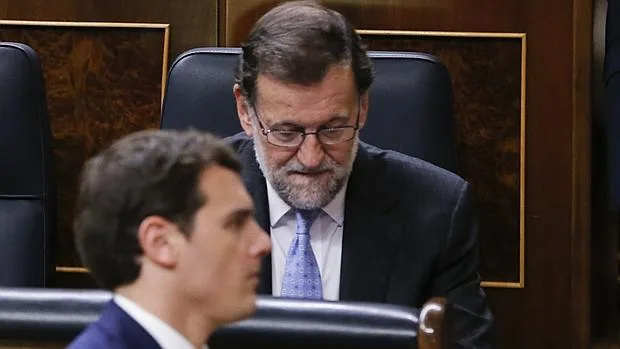 Albert Rivera pasa junto al escaño de Mariano Rajoy en la sesión constitutiva de las Cortes