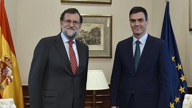 El presidente del Gobierno en funciones, Mariano Rajoy y el secretario general del PSOE, Pedro Sánchez