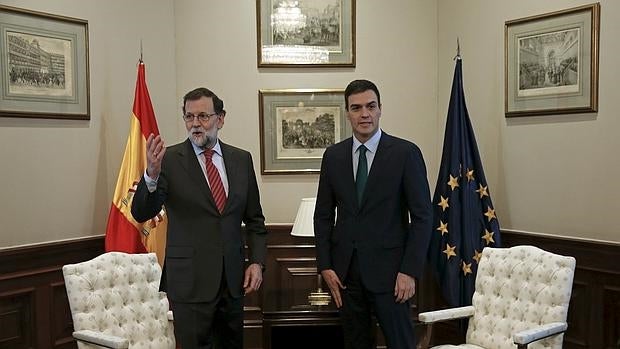 Mariano Rajoy y Pedro Sánchez durante su reunión en Moncloa