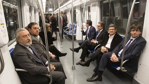 Puigdemont y varios mandatarios catalanes, en el Metro