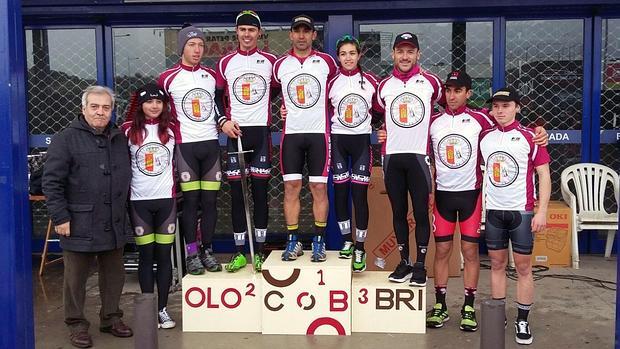 El concejal de Deportes posa con los ganadores de la prueba