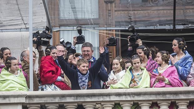 Imagen de archivo del balcón del Ayuntamiento de Valencia durante una mascletà