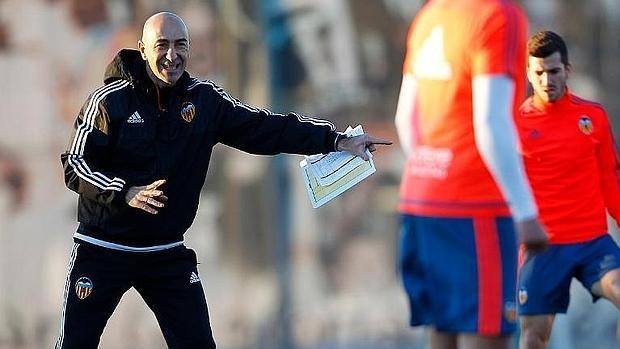 Pako Ayestarán durante el entrenamiento del Valencia