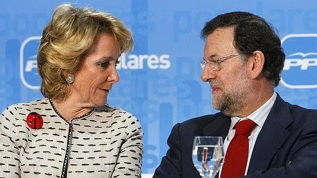El presidente del PP, Mariano Rajoy, con la hasta ayer presidenta de los populares madrileños