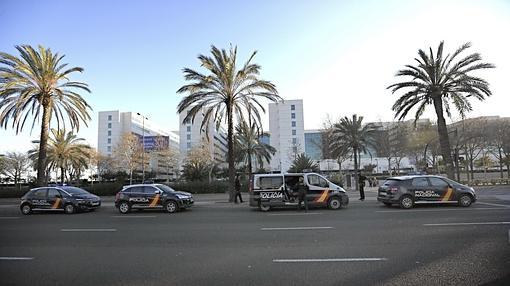 Imagen del despliegue policial frente al hospital La Fe