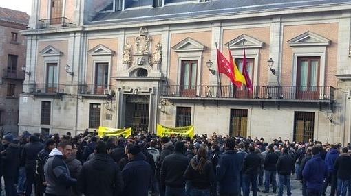 Más de 300 agentes han protestado en la Plaza de la Villa contra la supresión de las UCS