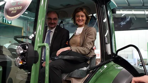 La ministra de Agricultura, subida a un tractor junto al presidente aragonés, Javier Lambán, este martes durante la inauguración de FIMA