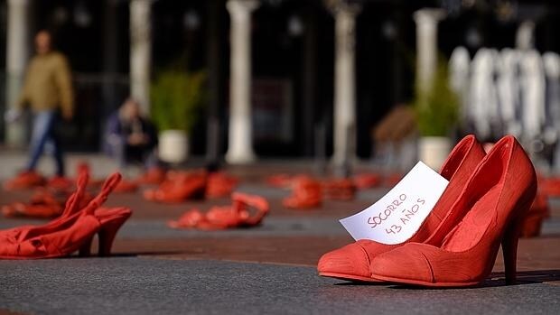 Instalación artística Zapatos Rojos, réplica de la obra de Elina Chauvet