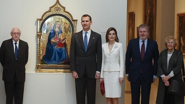 Don Felipe y Doña Letizia ante el cuadro de Fra Angelico «La Virgen de la granada» y acompañados por ïñigo Méndez de Vigo, Manuela Carmena y José Pedro Pérez Llorca