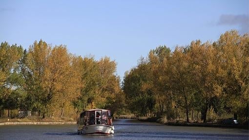 El barco Antonio de Ulloa recorre el Canal de Castilla